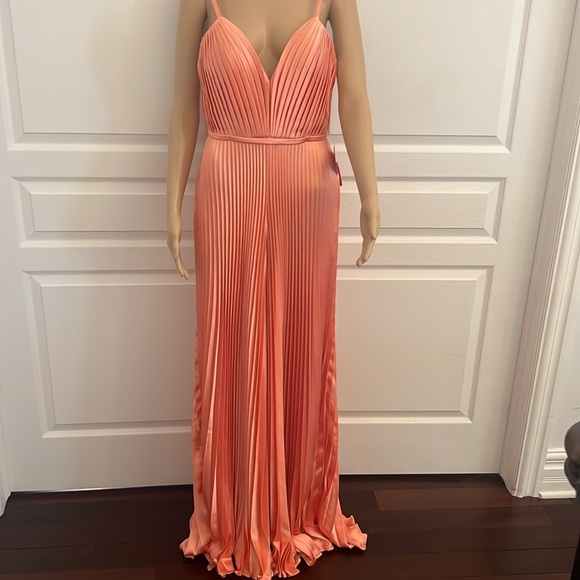 Nwt .MacDuggal PLEATED PLUNGE NECK WIDE LEG JUMPSUIT - Picture 5 of 6